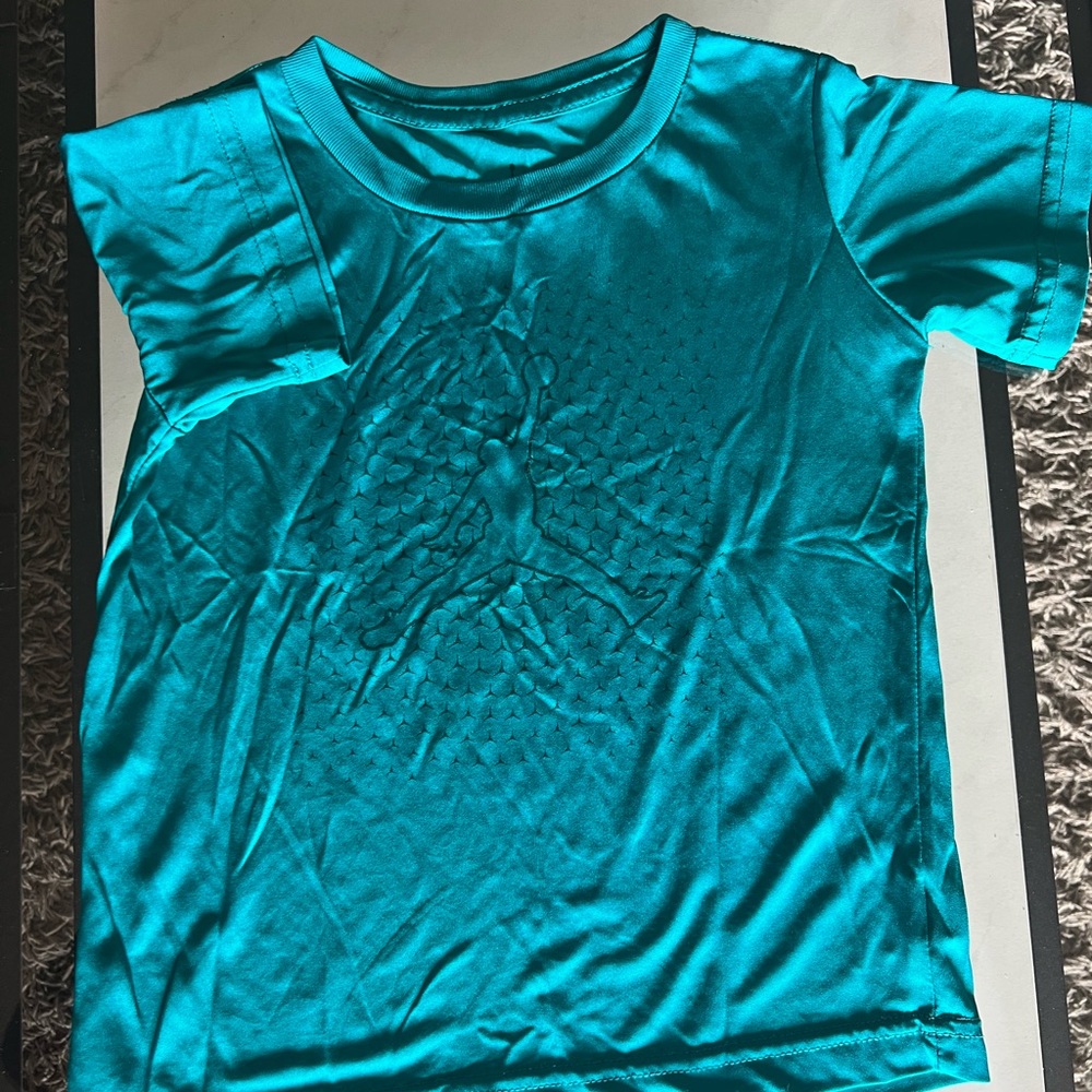 Boys Jordan Shirt size 5
